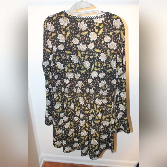 Doe and Rae Floral Dress - Picture 2 of 4